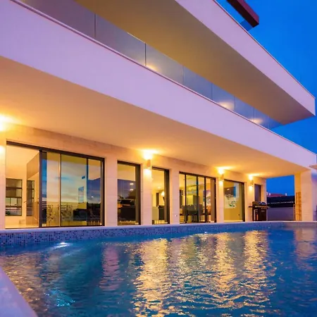Villa Luxury Eligo With Private Pool And Sea View Premantura